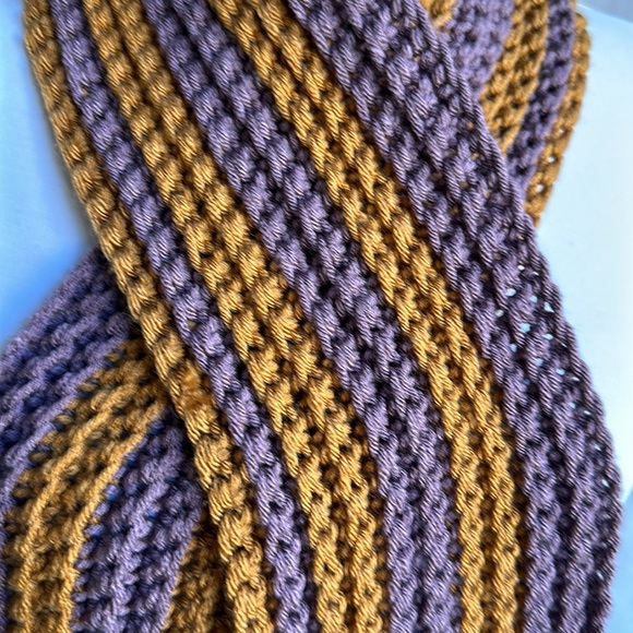 Two-tone elongated stripe knit scarf - Picture 4 of 5